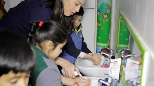 children washing their hands